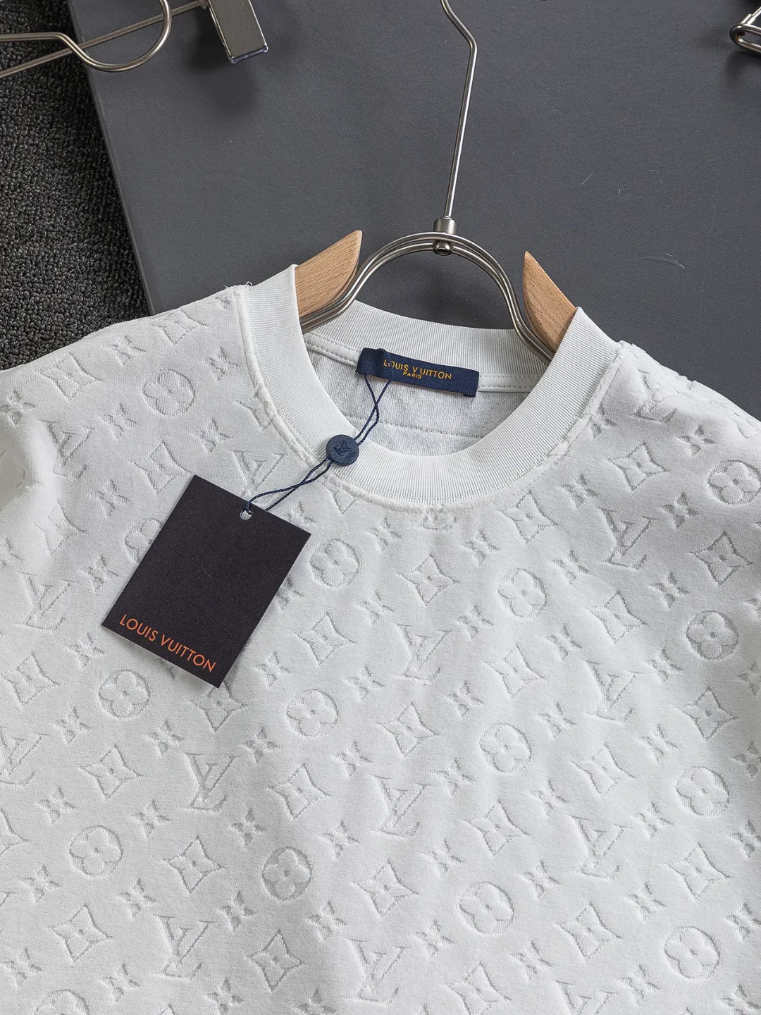 🅿️200 Louis Vuitton 1V slightly wide version S-Xl 25ss new product counter style will never fail, classic style, permanent boutique, timeless classic style, LV jacquard all-over printed terry towel with logo🪡 embroidery pattern, short-sleeved T-shirt, cotton blended terry jersey fabric, original development. This comes from the 2025 beachwear limited series, the full logo jacquard towel highlights the classic Obliaue flower, with S-shaped round neck and topstitching, unique style, decorated with oblique jacquard all over, ribbed round neck with V-shaped topstitching, customized accessories, and the whole body is customized and developed according to the Y board... Complete with three labels, it can control various styles, paying tribute to LV Louis Vuitton's historic year! Coupled with the blessing of full-flower cotton material, both the comfort of the upper body is unparalleled. It can be said to be a must-have companion in summer. The excellent breathability and comfortable wearing feeling are unparalleled ~ recommended! ! Same style for men and women! Color: Black White Size: S-XL Size chart: S: Shoulder width 55-Bust 56-Length 71.5 M: Shoulder width 56.5-Bust 58-Length 73 L: Shoulder width 58-Bust 60-Length 74.5 XL: Shoulder width 59.5-Bust 62-Length 76